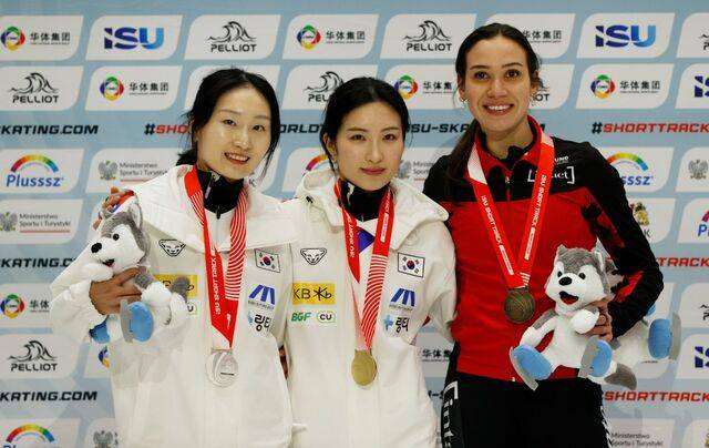 24일 폴란드 그단스크에서 열린 ISU 쇼트트랙 월드투어 여자 1500m 시상식에서 금메달을 차지한 김길리(가운데)와 은메달을 획득한 최민정(왼쪽)이 기념촬영을 하고 있다. 신화연합뉴스