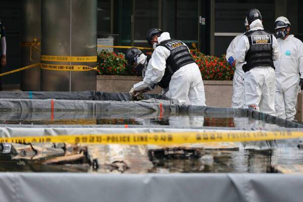 9월30일 오전 대전 유성구 국가정보자원관리원(국정자원) 화재 현장에서 감식 관계자들이 불이 붙었던 무정전·전원 장치(UPS)용 리튬이온배터리의 상태를 살피고 있다. 앞서 9월26일 정부 전산시스템이 있는 국정자원에서 리튬이온배터리 화재가 발생해 정부 전산 서비스가 대규모로 마비된 바 있다. 연합뉴스