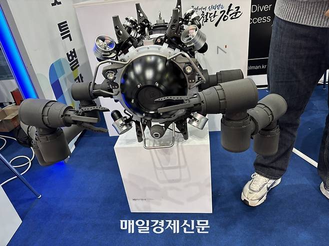 로봇기업 칼먼이 지난 5일 경기 고양 킨텍스에서 개최된 로보월드2025에서 자사의 수중 로봇 모델을 전시했다. [이윤식 기자]