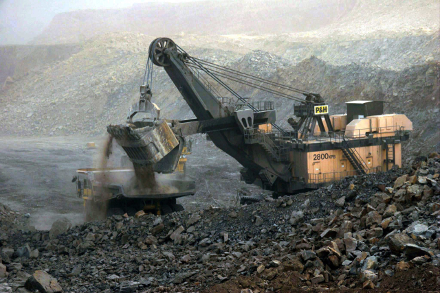 희토류 채굴중인 중국 광산 모습 [EPA 연합뉴스]