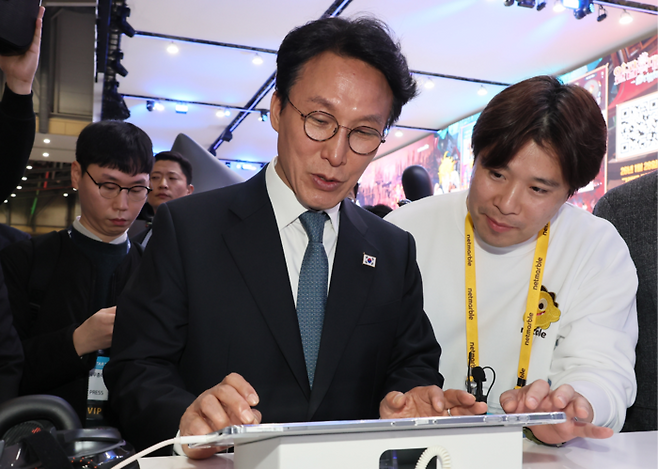 김민석 국무총리가 15일 부산 해운대구 벡스코에서 열린 ‘지스타 2025’에서 넷마블 부스를 찾아 게임을 하고 있다. [연합뉴스]