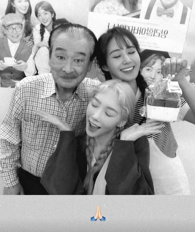 故 이순재와 함께 있는 소녀시대 태연과 유리. 사진ㅣ태연SNS