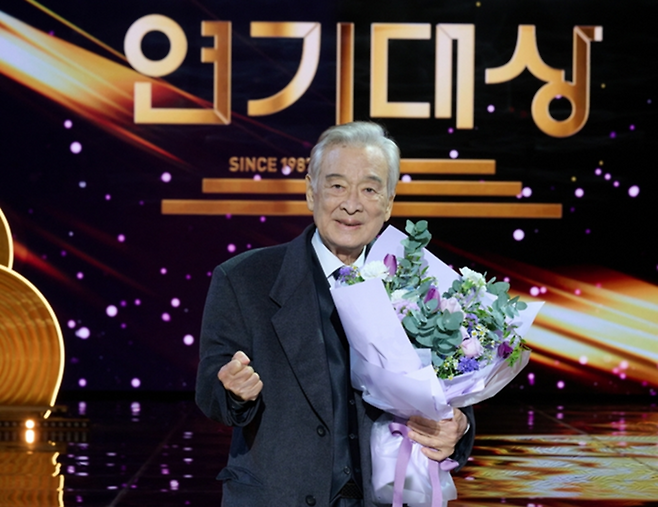 2024 KBS 연기대상에서 대상을 수상한 故 이순재. 사진ㅣKBS