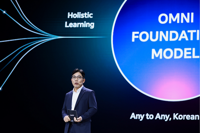 김유원 네이버클라우드 대표이사가 6일 서울 강남구 코엑스에서 열린 팀네이버 통합 콘퍼런스 ‘단25(DAN25)’에서 발언하고 있다. [네이버]