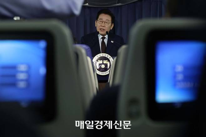 주요 20개국(G20) 정상회의 일정을 마친 이재명 대통령이 23일(현지시간) 튀르키예로 향하는 공군 1호기 내에서 순방 기내 기자간담회를 갖고 있다. 2025.11.23   김호영기자