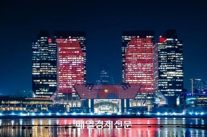 17일 아랍에미리트(UAE) 아부다비 글로벌 마켓(ADGM) 건물에 이재명 대통령 국민 방문에 대한 환영으로 태극기 조명이 점등되어 있다. 2025.11.18  아부다비/김호영기자