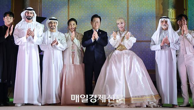 아랍에미리트(UAE)를 국빈방문한 이재명 대통령과 부인 김혜경 여사가 18일(현지시간) 오후 UAE 대통령궁에서 열린 문화 행사에서 참석자들과 함께 기념 사진을 촬영하고 있다. 2025.11.18 아부다비/김호영기자