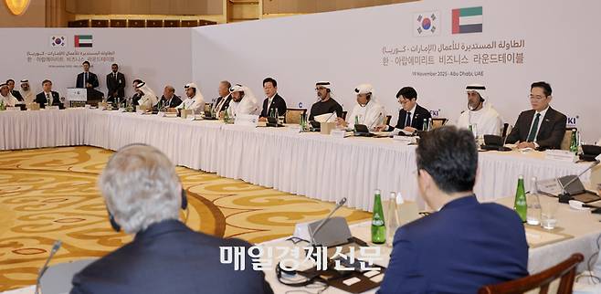 이재명 대통령이 19일(현지시간) UAE 아부다비 소재 호텔에서 열린 ‘한-UAE 비즈니스 라운드테이블’에서 모두발언을 하고 있다. 2025.11.19 아부다비/김호영기자