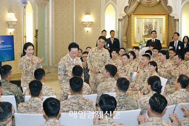 이재명 대통령과 김혜경 여사가 19일(현지시간) UAE 아부다비 소재 호텔에서 아크부대 장병들을 만나 격려를 하고 있다. 2025.11.19 아부다비/ 김호영기자