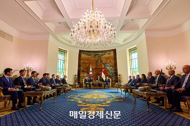 이재명 대통령이 20일(현지시간) 이집트 카이로 대통령궁에서 압델 파타 엘시시 이집트 대통령과 확대회담을 하고 있다. 카이로/김호영기자