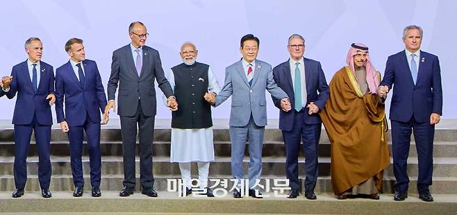 이재명 대통령이 22일(현지시간) 남아프리카공화국 나스렉 엑스포센터에서 열린 주요 20개국(G20) 정상회의에서 G20 정상 및 국제기구 수장들과 함께 기념촬영을 하고 있다.
오른쪽부터 파블로 키르노 아르헨티나 외교부 장관, 파이살 빈 파르한 알 사우드 사우디아라비아 외무장관, 키어 스타머 영국 총리, 이재명 대통령, 나렌드라 모디 인도 총리, 프리드리히 메르츠 독일 총리, 에마뉘엘 마크롱 프랑스 대통령, 마크 카니 캐나다 총리, 주앙 로렌수 아프리카연합(AU) 의장, 올해 의장인 시릴 라마포사 남아프리카공화국 대통령, 루이스 이나시우 룰라 다시우바 브라질 대통령, 앤서니 앨버니지 호주 총리, 리창 중국 총리, 안토니우 코스타 유럽연합(EU) 정상회의 상임의장, 우르줄라 폰데어라이엔 유럽연합(EU) 집행위원장, 기브란 라카부밍 라카 인도네시아 부통령, 다카이치 사나에 일본 총리, 레제프 타이이프 에르도안 튀르키예 대통령, 에드가르 아브람 아마도르 사모라 멕시코 재무부 장관, 막심 오레쉬킨 러시아 대통령실 부비서실장. 2025.11.22 [요하네스버그/김호영기자]