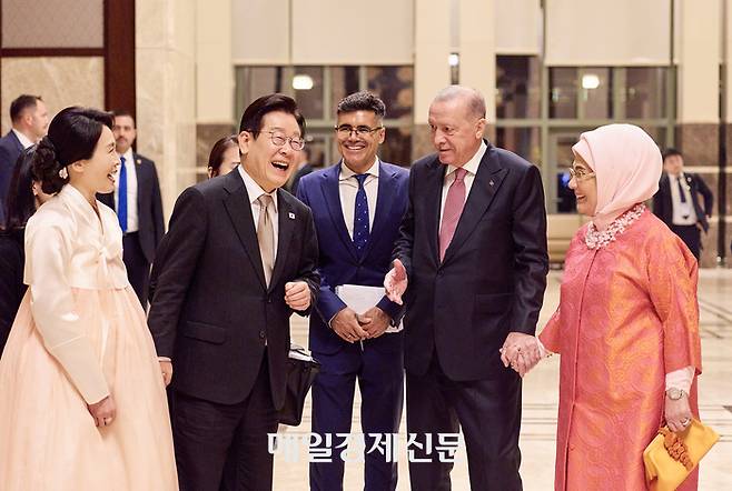 튀르키예를 국빈 방문 중인 이재명 대통령과 김혜경 여사가 24일(현지시간) 앙카라 대통령궁에서 열린 국빈 만찬에서 레제프 타이이프 에르도안 튀르키예 대통령과 에미네 에르도안 여사와 환담을 나누며 이동하고 있다. 20251124   앙카라/김호영기자