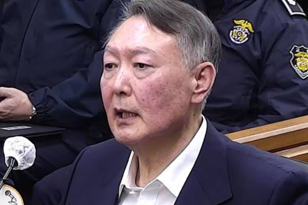 윤석열 전 대통령이 재임 당시 국가정보원 업무보고를 받던 중 만취했다는 주장이 나왔다. 사진은 지난 19일 오후 윤 전 대통령이 서울 서초구 서울중앙지방법원에서 열린 한덕수 전 국무총리의 내란 중요임무 종사 등 혐의 공판에 증인으로 출석하고 있는 모습. /사진=뉴스1(서울중앙지법 제공)