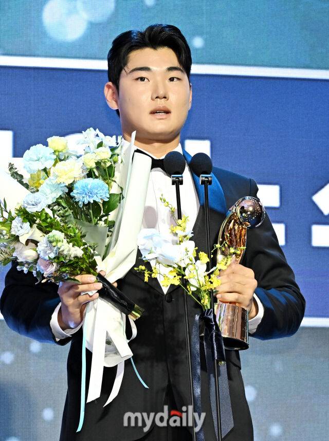 NC 김주원이 24일 오후 서울 잠실 롯데호텔 월드에서 진행된 '2025 KBO 시상식'에서 수비상 유격수 부문을 수상하고 있다. 'KBO 시상식'은 퓨처스리그 투·타 개인 부문별 1위 선수 시상을 시작으로 KBO 리그 투·타 개인 부문별 1위 선수, KBO 심판상, 각 포지션별 KBO 수비상, 신인상 및 MVP 시상으로 진행된다./잠실 = 송일섭 기자