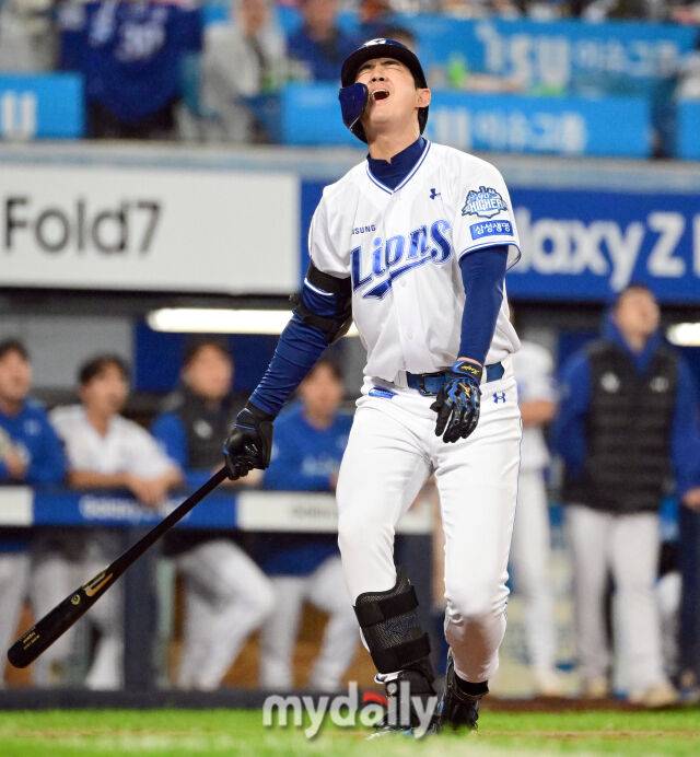 2025년 10월 13일 오후 대구 삼성라이온즈파크에서 열린 '2025 신한 SOL Bank KBO 포스트시즌' SSG 랜더스와 삼성 라이온즈의 준플레이오프 3차전 경기. 삼성 구자욱이 5회말 1사 2루서 SSG 이로운과 17구까지 가는 끈질긴 승부 끝에 삼진을 당하며 아쉬워하고 있다./마이데일리