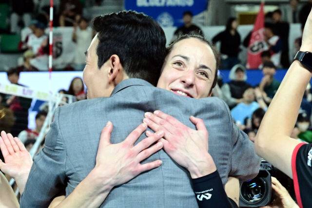 정관장 자네테가 고희진 감독과 포옹을 하면서 눈시울이 붉어지고 있다. / 한국배구연맹( KOVO)