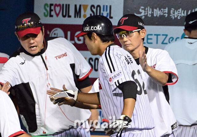 2025년 9월 2일 오후 서울 잠실구장에서 열린 '2025 신한 SOL뱅크 KBO 리그' 롯데 자이언츠와 LG 트윈스의 경기. LG 3루 주자 최승민이 8회말 1사 3루서 오지환의 우익수 플라이 때 홈을 밟고 염경엽 감독의 축하를 받고 있다./마이데일리