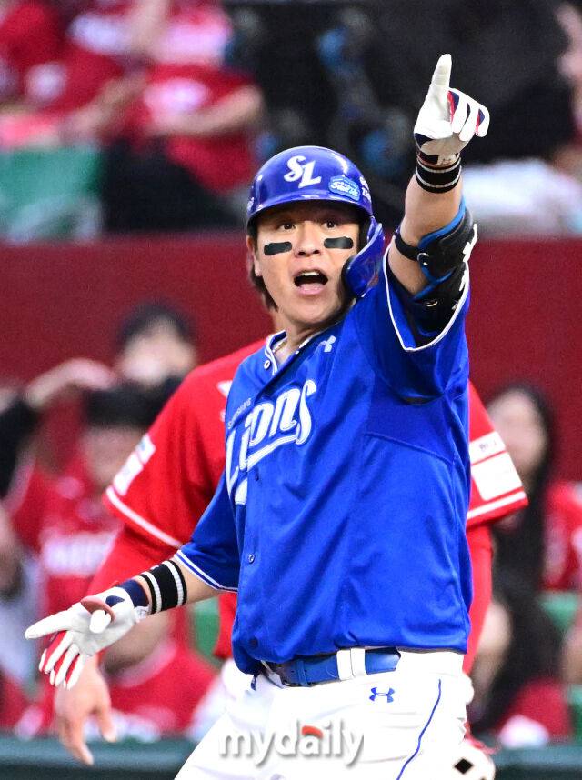 2025년 10월 11일 오후 인천 SSG랜더스필드에서 열린 '2025 신한 SOL Bank KBO 포스트시즌' 삼성 라이온즈와 SSG 랜더스의 준플레이오프 2차전 경기. 삼성 강민호가 9회초 1사 2루서 1타점 동점 적시타를 친 뒤 포효하고 있다./마이데일리