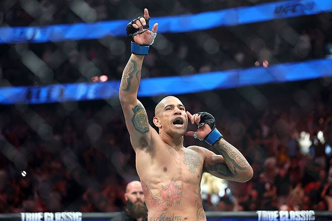 마고메드 안칼라예프를 1회 TKO로 꺾고 팬들의 환호에 반응하고 있는 ‘으어형’ 알렉스 페레이라. [게티이미지]