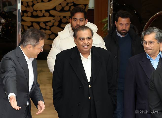 무케시 암바니 인도 릴라이언스 그룹 회장과 장남 아카시 암바니(하얀색 패딩점퍼 착용) 릴라이언스 지오 인포컴 이사회 의장이 25일  서울 강서구 김포공항 비즈니스항공센터를 통해 입국하고 있다. 김우준(왼쪽) 삼성전자 네트워크사업부장(사장)이 이날 공항에 나와 암바니 회장 부자를 맞이했다. 암바니 회장은 이재용 삼성전자 회장과 삼성전자 주요 사업장을 둘러본 뒤 서울에서 만찬을 가졌다. 이상섭 기자