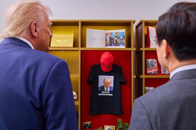 [경주=뉴시스] 고범준 기자 = 이재명 대통령과 도널드 트럼프 미국 대통령이 지난달 29일 경북 경주박물관에서 정상회담을 앞두고 트럼프 굿즈 전시품을 관람하고 있다. (사진=대통령실 제공) 2025.10.29. photo@newsis.com *재판매 및 DB 금지