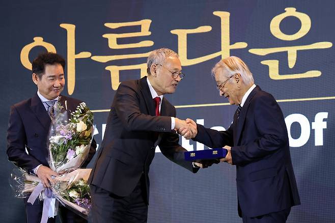[서울=뉴시스] 홍효식 기자 = 유인촌 문화체육관광부 장관이 24일 서울 강동구 스테이지28에서 열린 ‘제13회 아름다운 예술인상’ 시상식에 참석해 배우 이순재에게 예술연극인상을 수여하고 있다. ‘아름다운 예술인상’은 신영균예술문화재단이 2011년부터 매년 영화, 연극, 선행, 독립영화, 공로 부문에서 활동이 돋보인 예술인을 선정해 수여해온 상이다. (사진=문화체육관광부 제공) 2023.10.24. photo@newsis.com *재판매 및 DB 금지