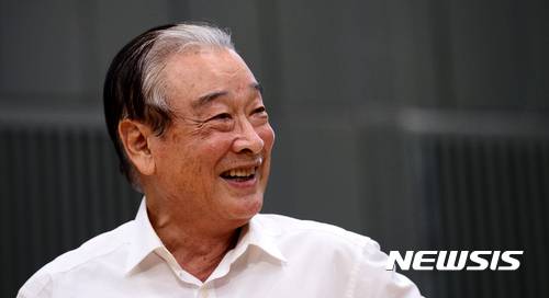 【서울=뉴시스】추상철 기자 = 배우 이순재 연기인생 60주년 기념 공연 연극 '세일즈맨의 죽음' 기자간담회가 열린 28일 서울 종로구 대학로 아르코예술극장에서 배우 이순재를 비롯한 출연진이 열연을 펼치고 있다. 아서 밀러의 작품인 '세일즈맨의 죽음'은 평범한 '윌리 로먼'을 통해 무너진 아메리칸 드림의 잔해 속에 허망한 꿈을 쫓는 소시민의 비극을 그린 연극이다. 2016.11.28. scchoo@newsis.com