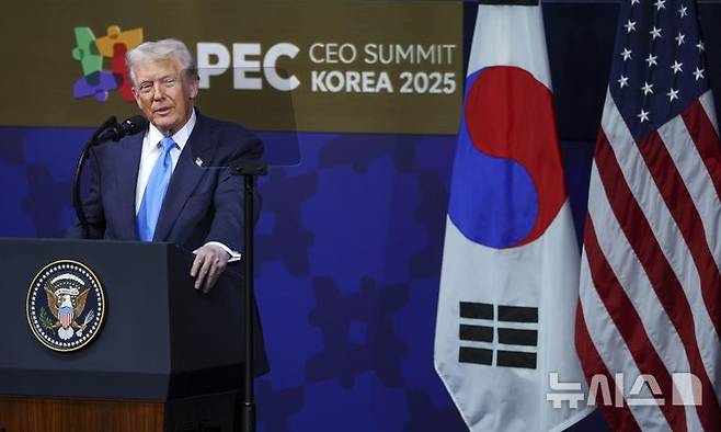 [경주=뉴시스] 추상철 기자 = 도널드 트럼프 미국 대통령이 29일 경북 경주시 경주예술의전당에서 열린 '2025 APEC CEO 서밋'에서 특별 연설을 하고 있다. (공동취재) 2025.10.29. photo@newsis.com
