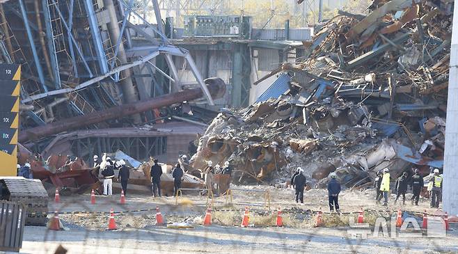 [울산=뉴시스] 배병수 기자 = 지난 18일 오후 울산 남구 용잠동 한국동서발전 울산화력발전소 대형 구조물 붕괴현장에서 경찰, 국과수, 고용노동부, 산업안전보건공단이 합동 현장감식을 진행하고 있다.2025.11.18.bbs@newsis.com.