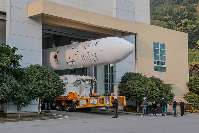 [서울=뉴시스] 25일 오전 전남 고흥 나로우주센터 발사체조립동에서 누리호가 발사대로 이송되고 있다. (사진=한국항공우주연구원 제공) 2025.11.25. photo@newsis.com *재판매 및 DB 금지