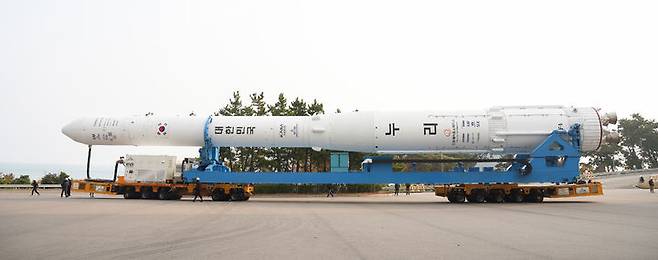 [서울=뉴시스] 25일 오전 전남 고흥 나로우주센터 발사체조립동에서 누리호가 발사대로 이송되고 있다. (사진=한국항공우주연구원 제공) 2025.11.25. photo@newsis.com *재판매 및 DB 금지