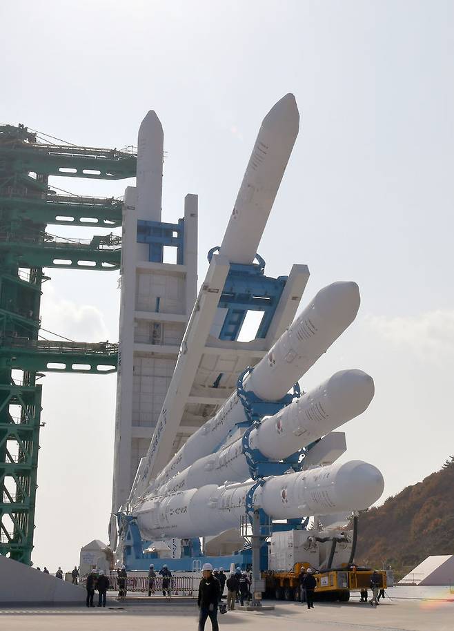 [서울=뉴시스] 25일 전남 고흥 나로우주센터에서 누리호 4차 발사를 위한 기립 작업이 진행되고 있다. (사진=한국항공우주연구원 제공) 2025.11.25. photo@newsis.com *재판매 및 DB 금지