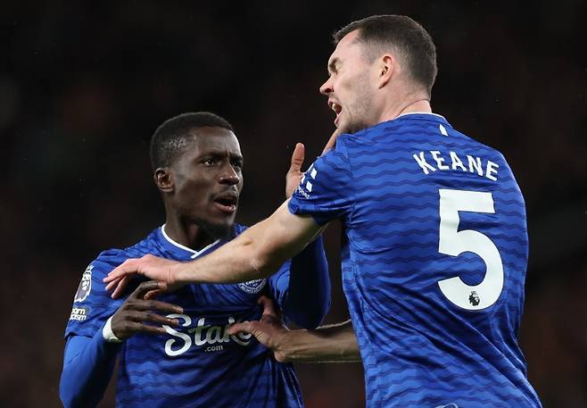 팀 동료 마이클 킨(오른쪽)의 얼굴을 때리는 이드리사 게예. 연합뉴스