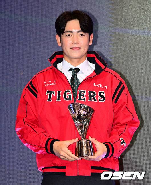 [OSEN=지형준 기자] 24일 오후 서울 잠실 롯데호텔 월드 크리스탈볼룸에서 ‘2025 신한 SOL뱅크 KBO 시상식’이 열렸다.예상대로였다. 한화 이글스 코디 폰세(31)가 2025시즌 MVP로 선정됐다.&nbsp;폰세는&nbsp;기자단 투표 124표 중 96표(76%)를 얻어 23표에 그친 르윈 디아즈(삼성)를 제치고 수상했다. SSG&nbsp;앤더슨, 삼성 후라도, NC 라일리, KT 안현민, 롯데 레이예스가 각각 1표식 얻었다. 폰세는&nbsp;부상으로 The Kia EV6 전기차를 부상으로 받았다.&nbsp;한화 소속으로 퓨처스 북부리그 승리상을 수상한 이태양이 시상식을 마치고 KIA 점퍼를 입고 포즈를 취하고 있다. 이태양은 2차 드래프트로 KIA에 지명됐다. 2025.11.24 /jpnews@osen.co.kr