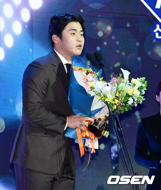[OSEN=지형준 기자] 24일 오후 서울 잠실 롯데호텔 월드 크리스탈볼룸에서 ‘2025 신한 SOL뱅크 KBO 시상식’이 열렸다.KBO 시상식에서 가장 관심을 모으는 것은 단연 MVP 수상자다. 올해 MVP 레이스는 한화 코디 폰세와 삼성 르윈 디아즈의 2파전이다. KBO 세이브상을 수상한 KT 박영현이 소감을 말하고 있다. 2025.11.24 /jpnews@osen.co.kr