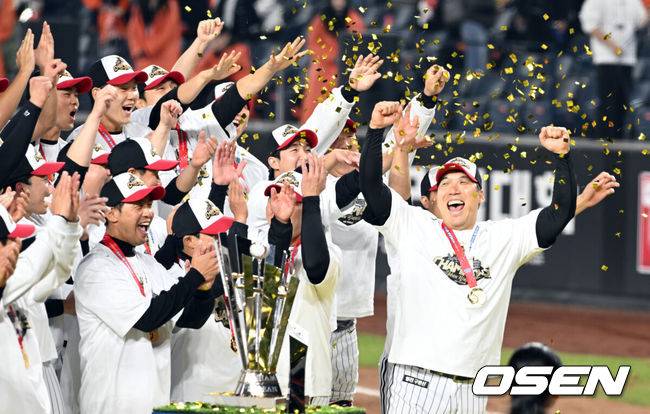 [OSEN=대전, 손용호 기자]프로야구 LG 트윈스는 31일 대전 한화생명볼파크에서 열린 2025 신한 SOL뱅크 KBO 한국시리즈(7전 4선승제) 한화 이글스와의 5차전에서 4-1로 승리했다.정규시즌 1위 LG는 시리즈 전적 4승 1패로 통합우승 금자탑을 쌓았다. LG의 통합우승은 1990년, 1994년, 2023년에 이은 통산 4번째로, 염경엽 감독은 2023년 부임 후 3년 사이 팀을 두 차례나 정상에&nbsp;올려놓는 위대한 업적을 달성했다.&nbsp;LG 선수들이 마운드에 모여 승리의 기쁨을 나누고 있다.  2025.10.31/spjj@osen.co.kr