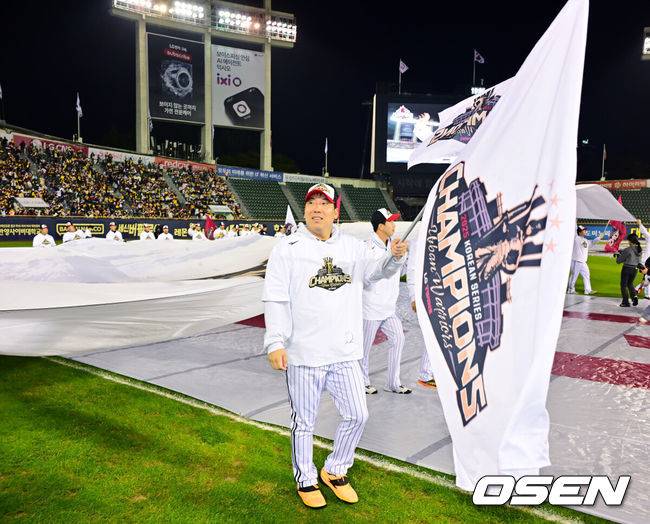 [OSEN=잠실, 민경훈 기자] 1일 오후 서울 잠실야구장에서  LG 트윈스의 한국시리즈 통합우승 IN 잠실' 행사가 열렸다. 팬들을 위한 트로피 퍼포먼스, 선수단 그라운드 행진, 비하인드 스몰토크, 선수단 샴페인 샤워 등 다양한 프로그램이 펼쳐진다. LG 김현수가 팬들과 함께 우승의 기쁨을 만끽하고 있다. 2025.11.01 /rumi@osen.co.kr