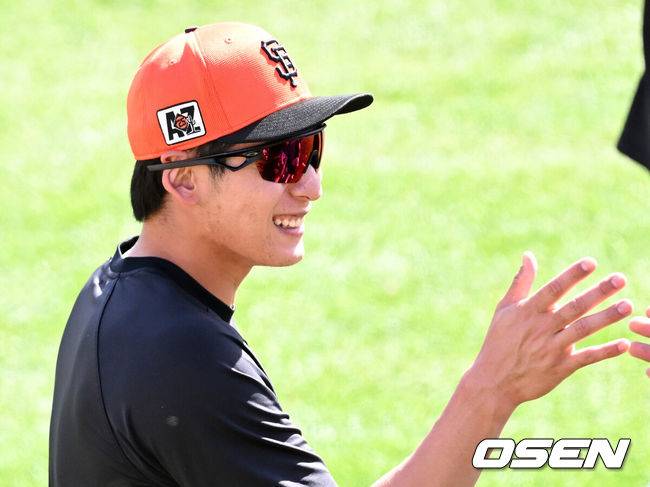 [OSEN=스코츠데일(미국), 이대선 기자] 1일(한국시간) 미국 애리조나주 스코츠데일 스타디움에서 2025 메이저리그 샌프란시스코 자이언츠의 스프링트레이닝이 진행됐다.8개월 가량 재활을 마친 샌프란시스코 자이언츠 이정후는 이제 메이저리그 데뷔 2년차 시즌을 준비한다. 샌프란시스코 자이언츠 이정후가 동료와 이야기를 나누고 있다. 2025.03.01 / sunday@osen.co.kr