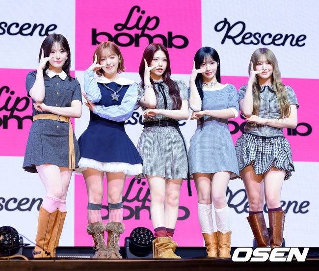 [OSEN=이대선 기자] 25일 오후 서울 영등포구 명화 라이브홀에서 그룹 리센느(원이, 리브, 미나미, 메이, 제나) 세 번째 미니 앨범 ‘립밤(lip bomb)’ 쇼케이스가 열렸다.앨범명은 ‘립밤(lip balm)’과 ‘폭탄(bomb)’의 합성어다.미니 3집에는 총 5곡이 수록됐다. 더블 타이틀곡 ‘하트 드랍(Heart Drop)’, ‘블룸(Bloom)’이 포함됐다.리센느의 미니 3집 ‘lip bomb’은 25일 오후 6시 음원사이트에서 공개된다.리센느가 포토타임을 가지고 있다. 2025.11.25 /sunday@osen.co.kr