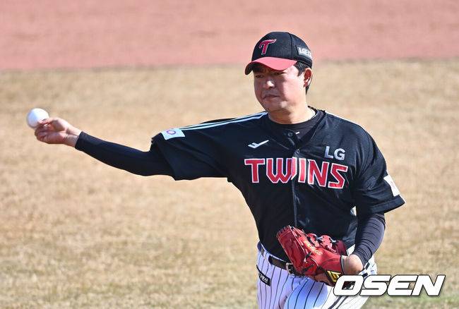 [OSEN=부산, 이석우 기자] 11일 부산 사직야구장에서 2025 신한 SOL 뱅크 KBO 리그 롯데 자이언츠와 LG 트윈스의 시범경기가 열렸다. 홈팀 롯데는 나균안이 선발로 출전하고, 방문팀 LG는 임찬규가 선발로 출전했다.LG 트윈스 심창민 역투하고 있다. 2025.03.11 / foto0307@osen.co.kr
