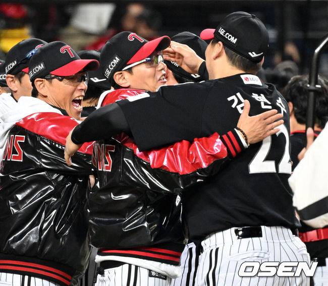 [OSEN=대전, 이대선 기자] LG 염경엽 감독과김현수가 한국시리즈 우승 기쁨을 나누고 있다. 2025.10.31 /sunday@osen.co.kr