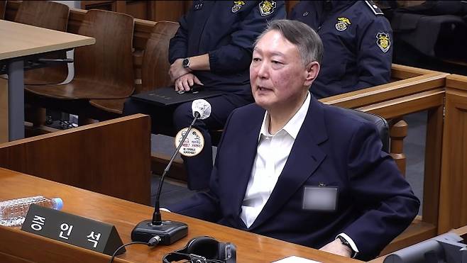 한덕수 내란 재판에 증인으로 출석한 윤석열 - 윤석열 전 대통령이 19일 서울 서초구 서울중앙지방법원에서 열린 한덕수 전 국무총리의 내란 재판에 증인으로 출석해 한 전 총리가 계엄 선포에 반대했다는 취지로 증언하고 있다. 2025.11.19 서울중앙지법 제공.