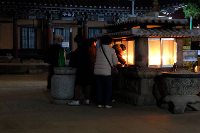 13일 오전 5시 서울 강남구 봉은사를 방문한 학부모들이 수험생의 시험을 위해 기도하고 있는 모습. 황동건 기자