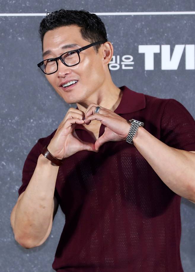 [서울=뉴시스] 김혜진 기자 = 배우 대니얼 대 킴이 21일 오전 서울 용산구 CGV아이파크몰점에서 열린 아마존 프라임 비디오 시리즈 ‘버터플라이’ 제작발표회에서 포즈를 취하고 있다. 2025.08.21. jini@newsis.com