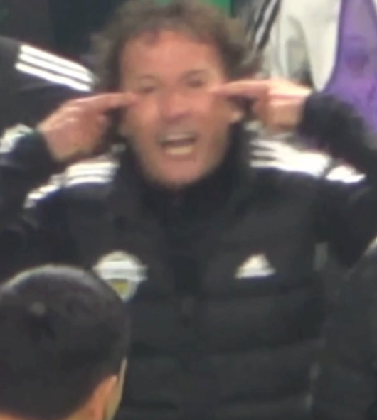 ▲ 국내 축구계를 뜨겁게 달궜던 인종차별 의혹이 인정되며 중징계가 내려졌다. 해당 논란의 주인공인 타노스 코치는 오해라고 소명했으나 받아들여지지 않자 명예 회복을 위해 코치직 사임을 결정했다. ⓒ 중계영상 캡쳐