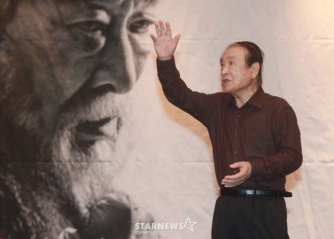 배우 이순재가 10일 오후 서울 마포구 SNU장학빌딩에서 진행된 연극 '리어왕' 연습실 공개 행사에서 시연하고 있다. 이순재의 연극 '리어왕'은 6월 1일부터 18일까지 LG 아트센터 서울에서 공연된다. /2023.05.10