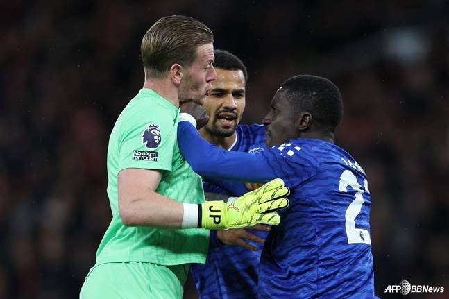 25일(한국시간) 맨유의 홈구장인 올드 트래포드에서 열린 2025~2026시즌 잉글랜드 프리미어리그(EPL) 12라운드 경기 중 이드리사 게예(오른쪽)를 말리는 조던 픽포드(왼쪽). /AFPBBNews=뉴스1