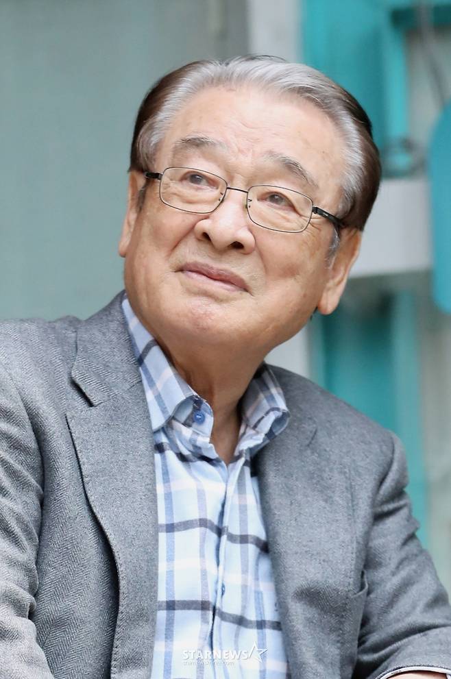 (서울=뉴스1) = 70년간 연기 인생을 이어오며 세대를 넘어 사랑받은 배우 이순재가 25일 새벽 91세 일기로 별세했다.   지난해부터 건강이 약해진 그는 병원 치료를 받으며 복귀에 힘썼지만 결국 유명을 달리했다. (뉴스1 DB) 2025.11.25/뉴스1  Copyright (C) 뉴스1. All rights reserved. 무단 전재 및 재배포,  AI학습 이용 금지. /사진=(서울=뉴스1)