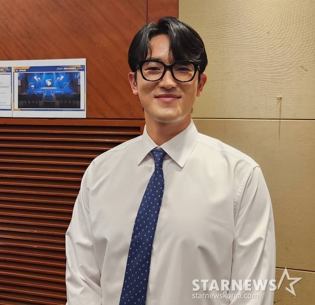 KT 고영표가 24일 서울 롯데호텔 월드 크리스탈볼룸에서 열린 '2025 신한 SOL 뱅크 KBO 시상식'에서 투수 부문 수비상을 수상한 후 인터뷰하고 있다. /사진=김동윤 기자