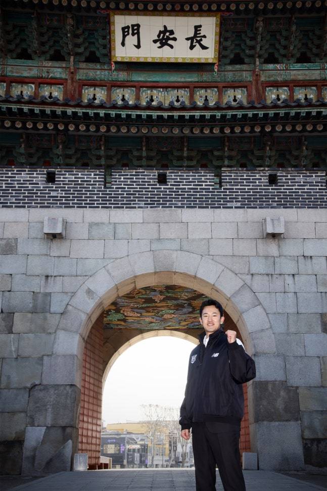 KT 고영표가 지난해 1월 수원 장안문 앞에서 포즈를 취하고 있다. /사진=KT 위즈 제공